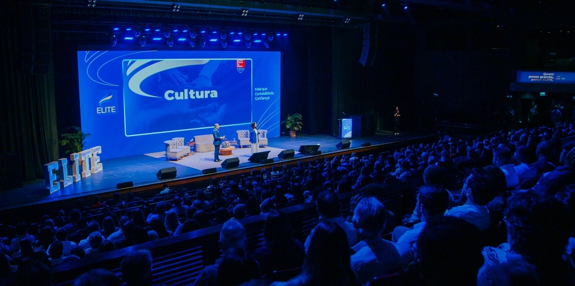 Evento de cultura da ELITE com o time reunido no auditório