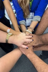 Mãos do time ELITE unidas
